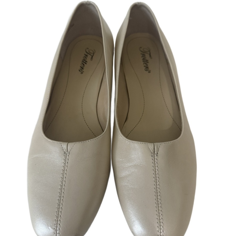 Trotters Doris Women's Beige Leather Loafers. 9 1/2